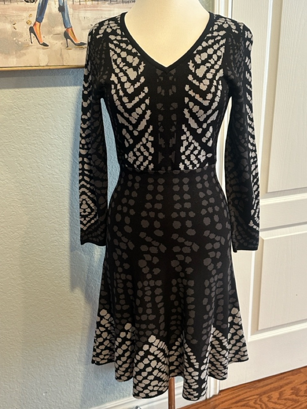Saks Fifth Avenue Black Label Sz Med Black & Gray Patterned V-Neck Dress • NEW!
